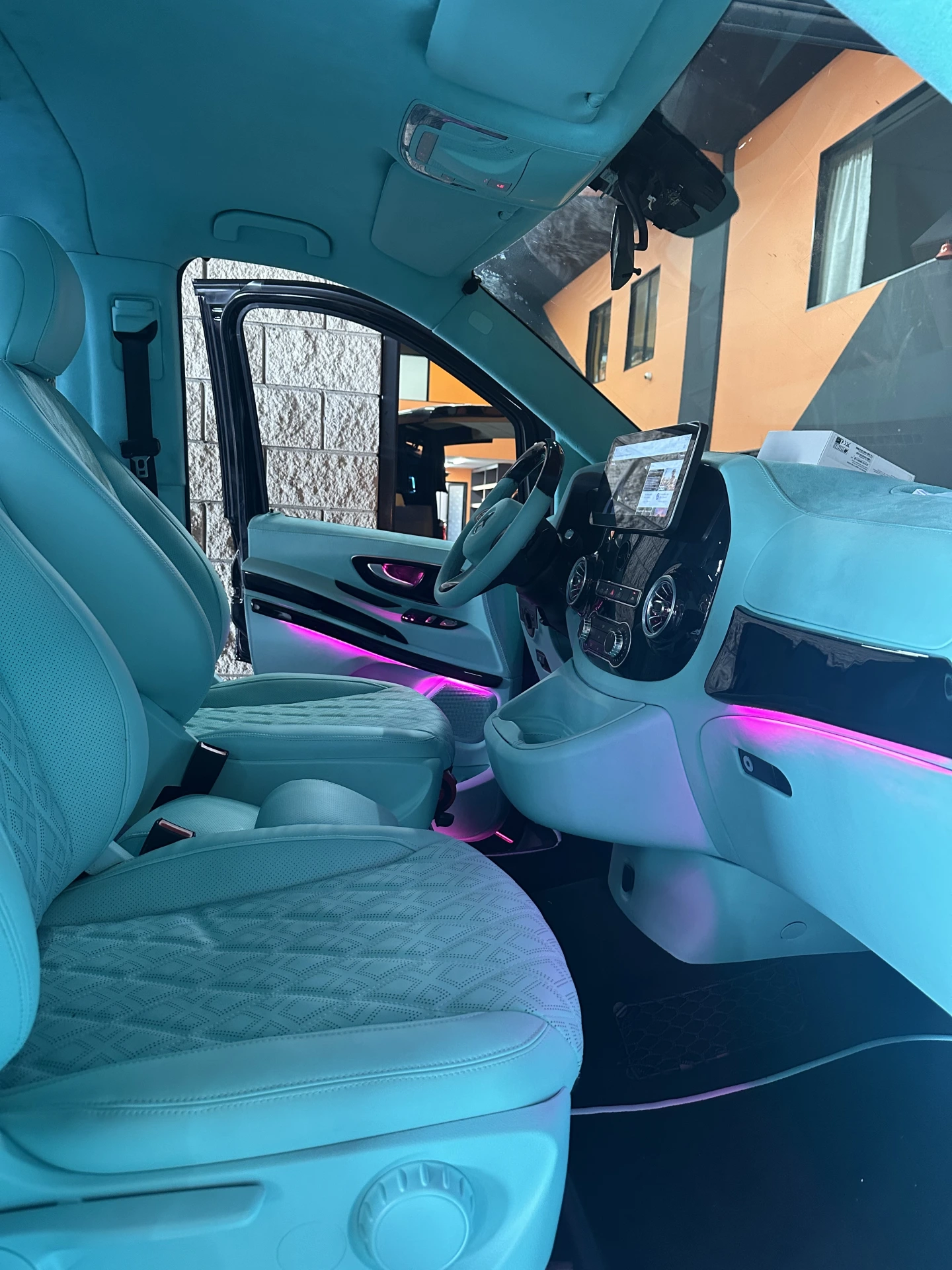 Lüksemburg İçin Dört Araç: Renkli ve Sade VIP Dizayn 7