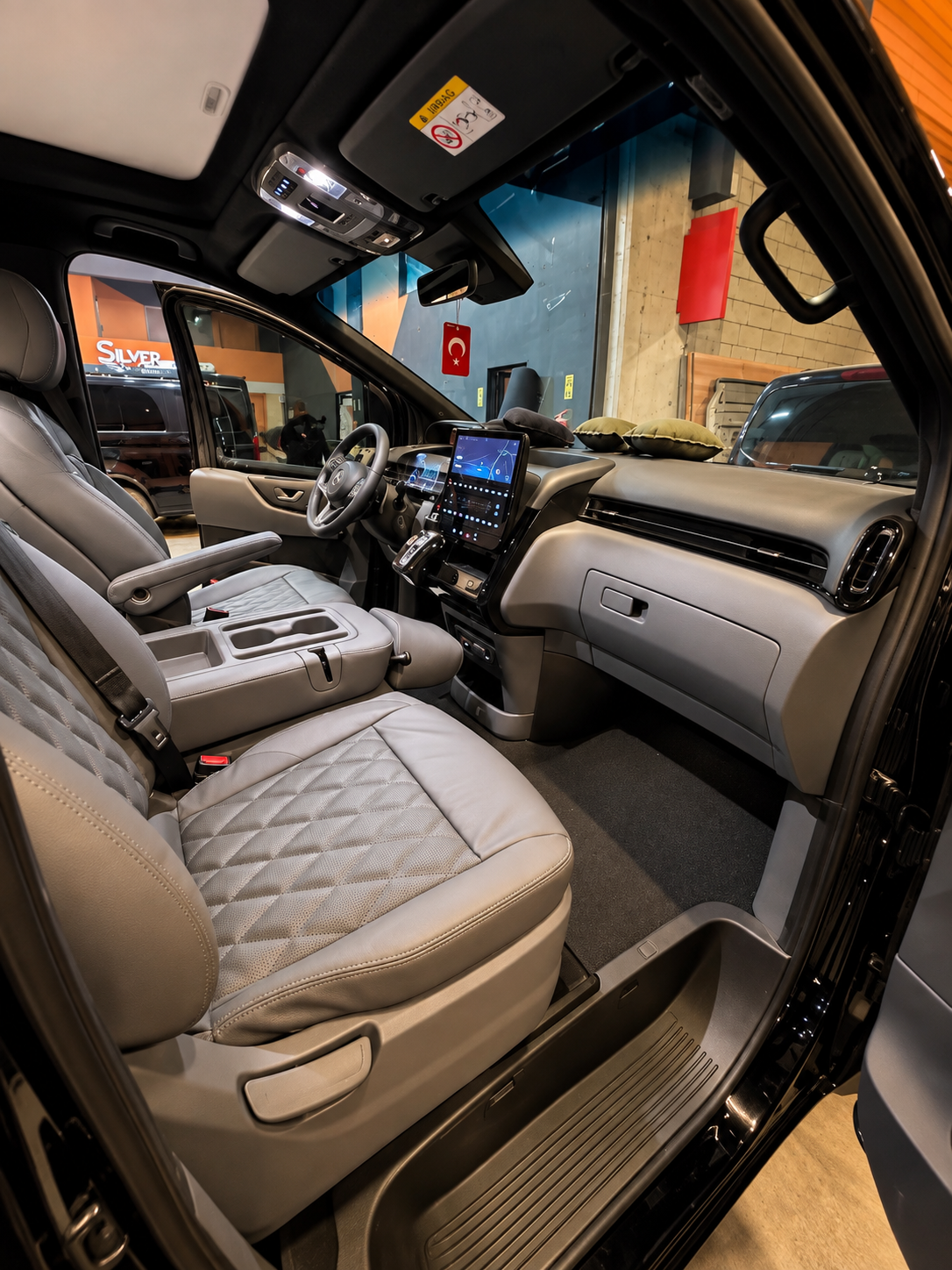 Hyundai Staria VIP Dizayn İçin Hibrit mi Elektrikli mi Daha Mantıklı? | VIP Dönüşüm Öncesi Araç Seçimi