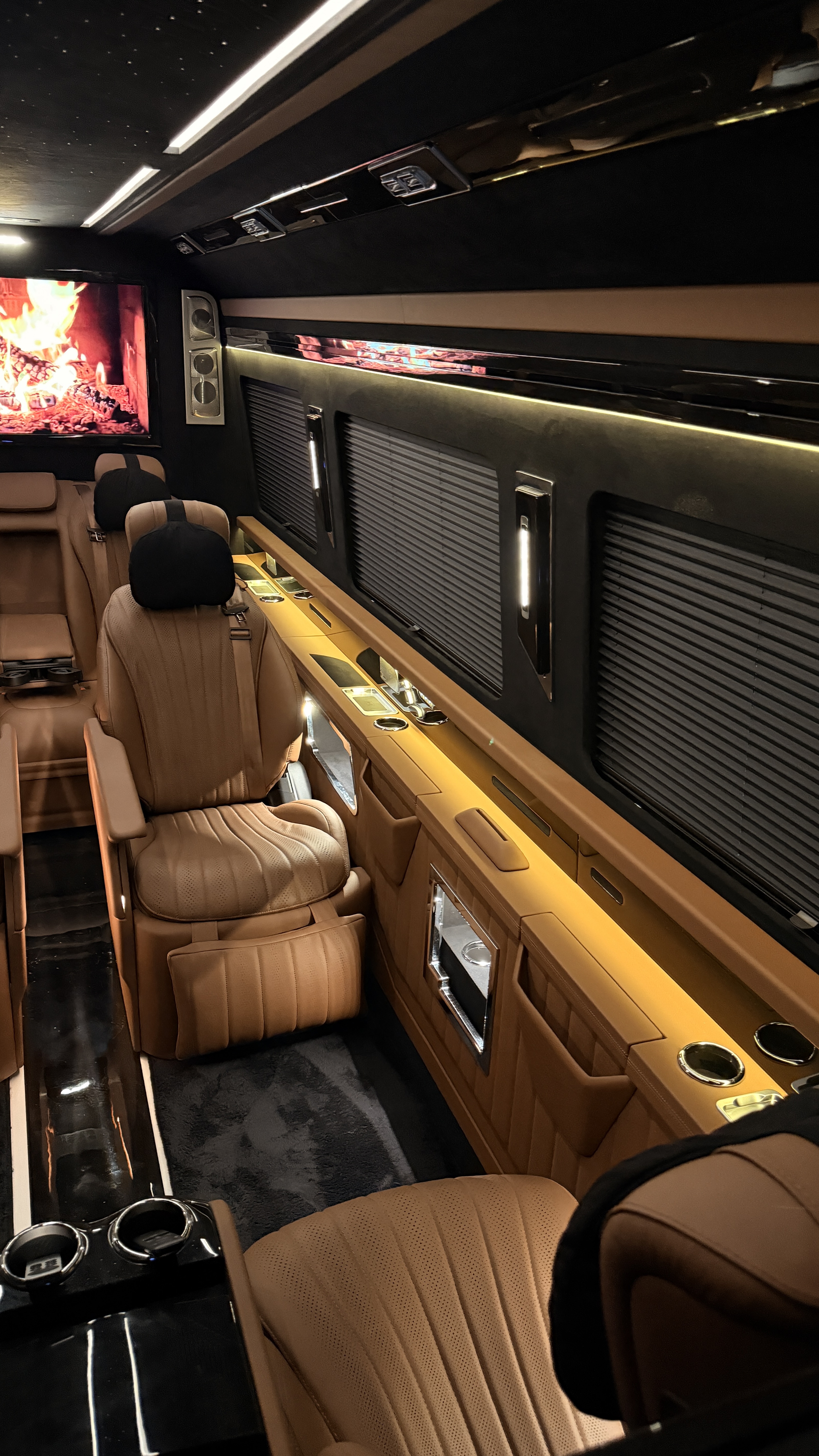Mercedes Sprinter VIP في السعودية | كيف نقسم المقصورة إلى منطقة عمل ومنطقة استراحة داخل نفس السيارة؟