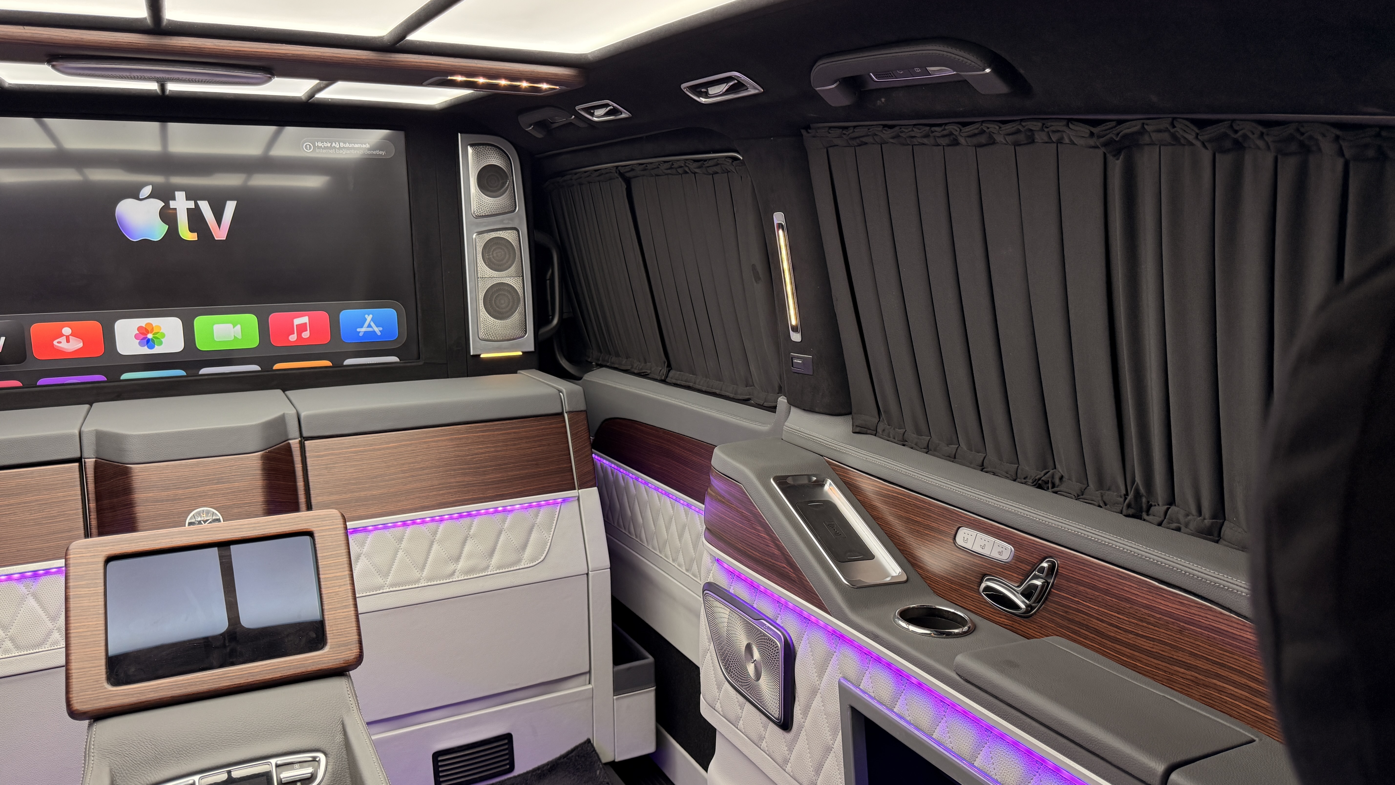 Mercedes V-Class VIP في دبي | كيف نختار بين مقاعد Zero Gravity ومقاعد Executive التقليدية؟