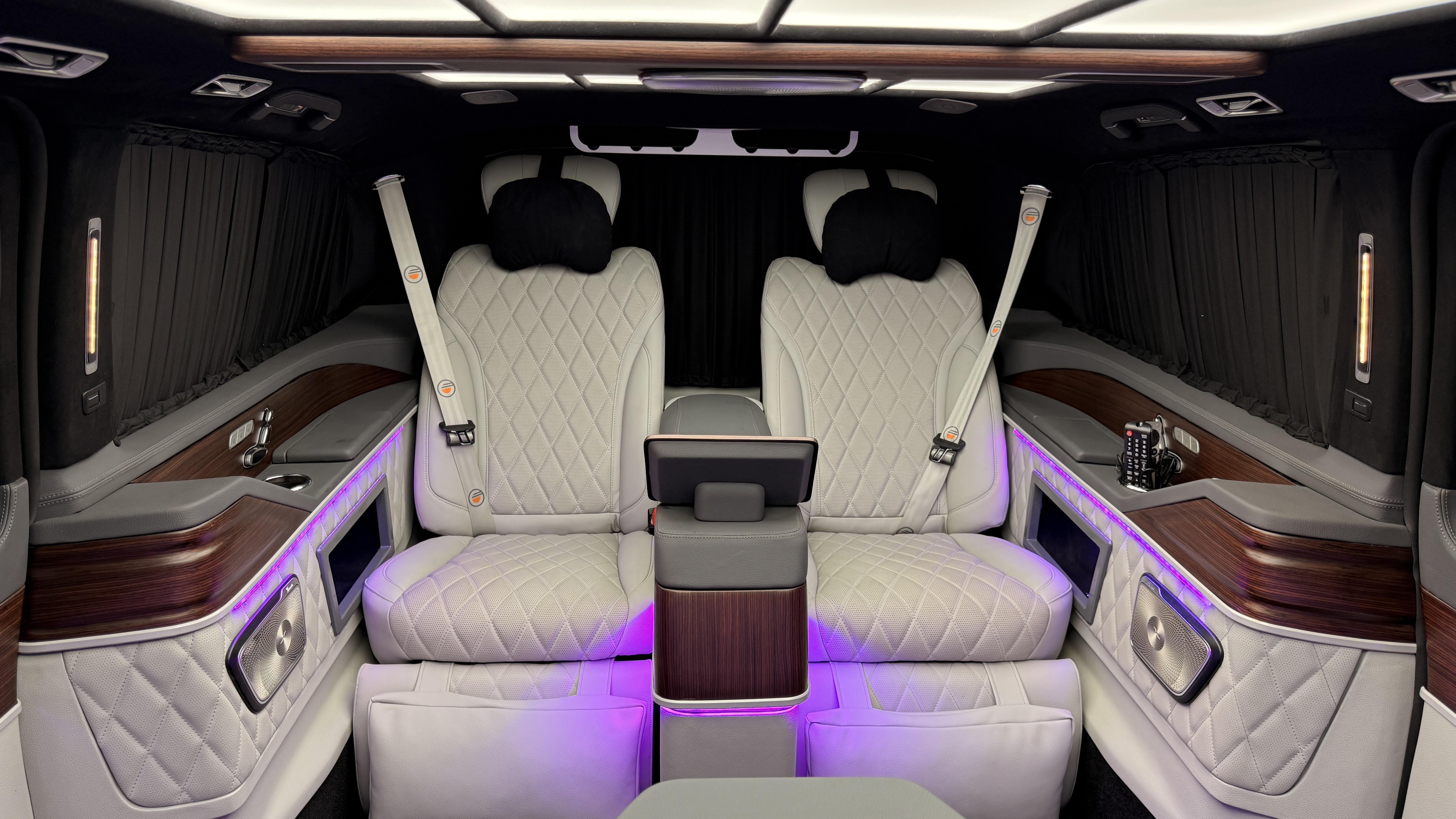 Mercedes V-Class VIP في دبي | ما تجهيزات المصنع التي يجب الحفاظ عليها قبل تنفيذ تحويل VIP؟