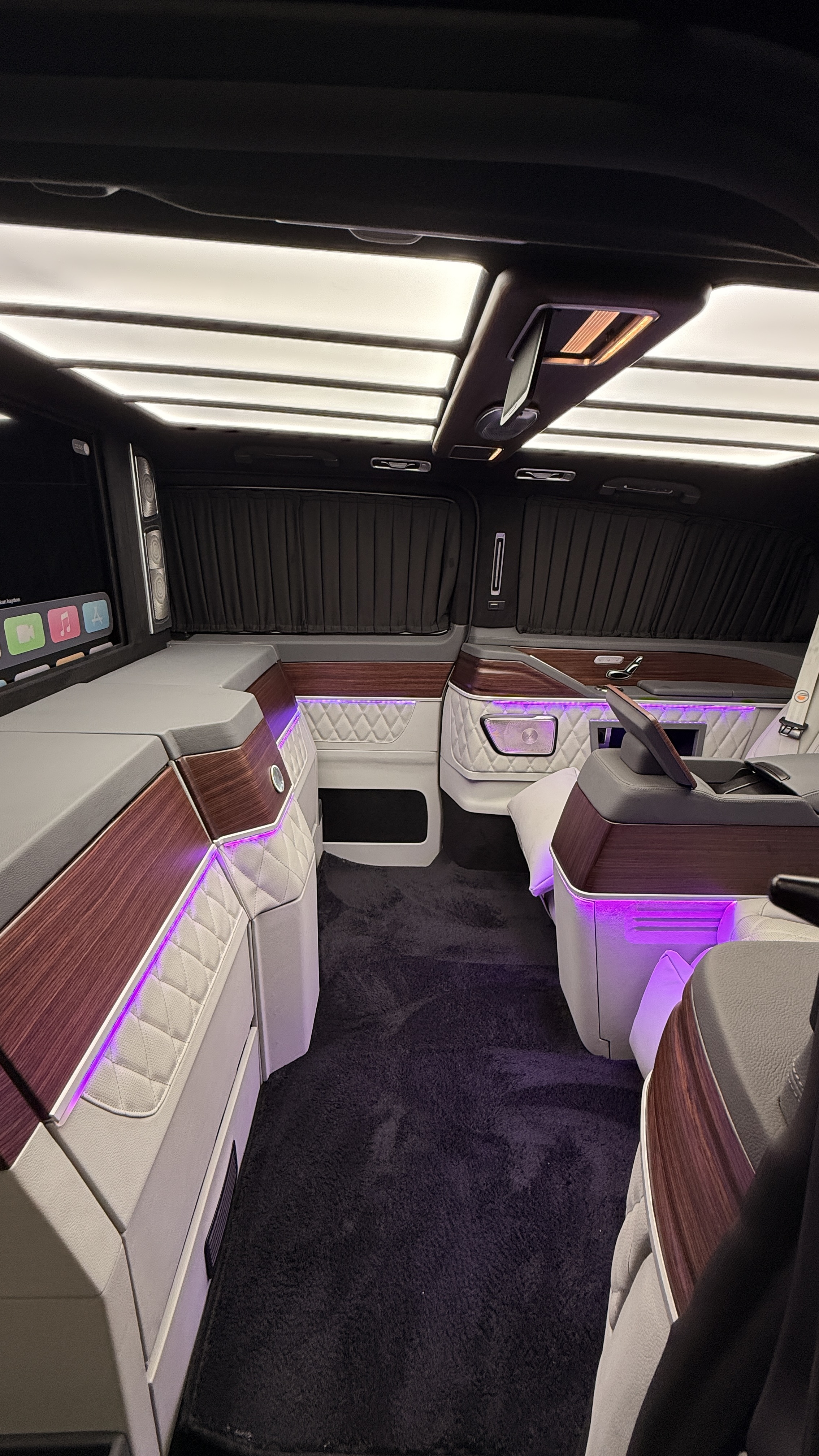 Mercedes V-Klasse VIP-Umbau: Versteckte Luxusfunktionen für einen sauberen und minimalistischen Innenraum