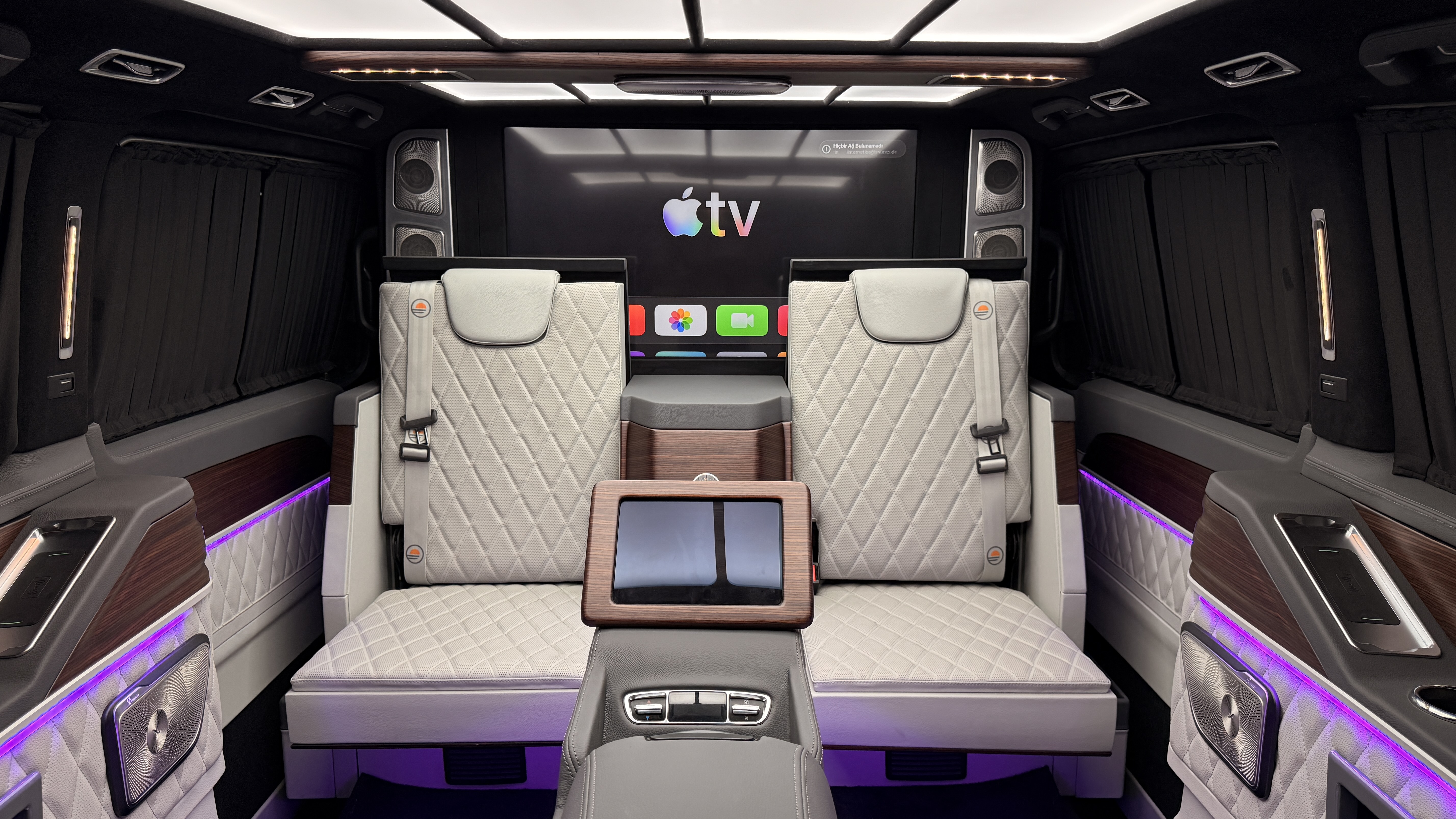 Mercedes V-Klasse VIP-Umbau: Wie integriert man einen elektrisch ausfahrbaren Minibar- und Servicemodul, ohne den Innenraum zu überladen?