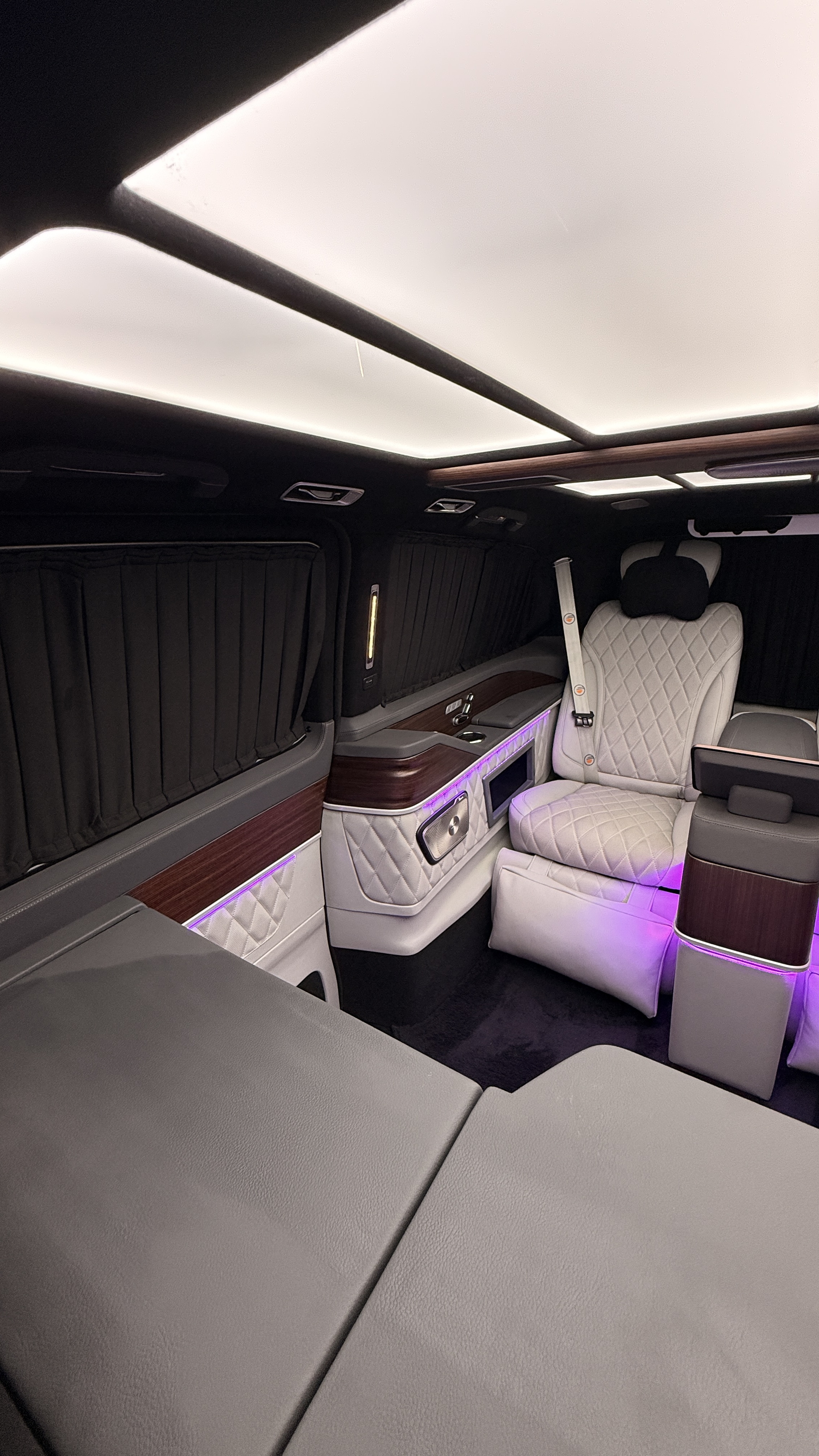 Mercedes V-Klasse VIP-Umbau: Wie plant man eine Chauffeur-Trennwand mit elektrisch absenkbarer Scheibe, Intercom und maximaler Privatsphäre?