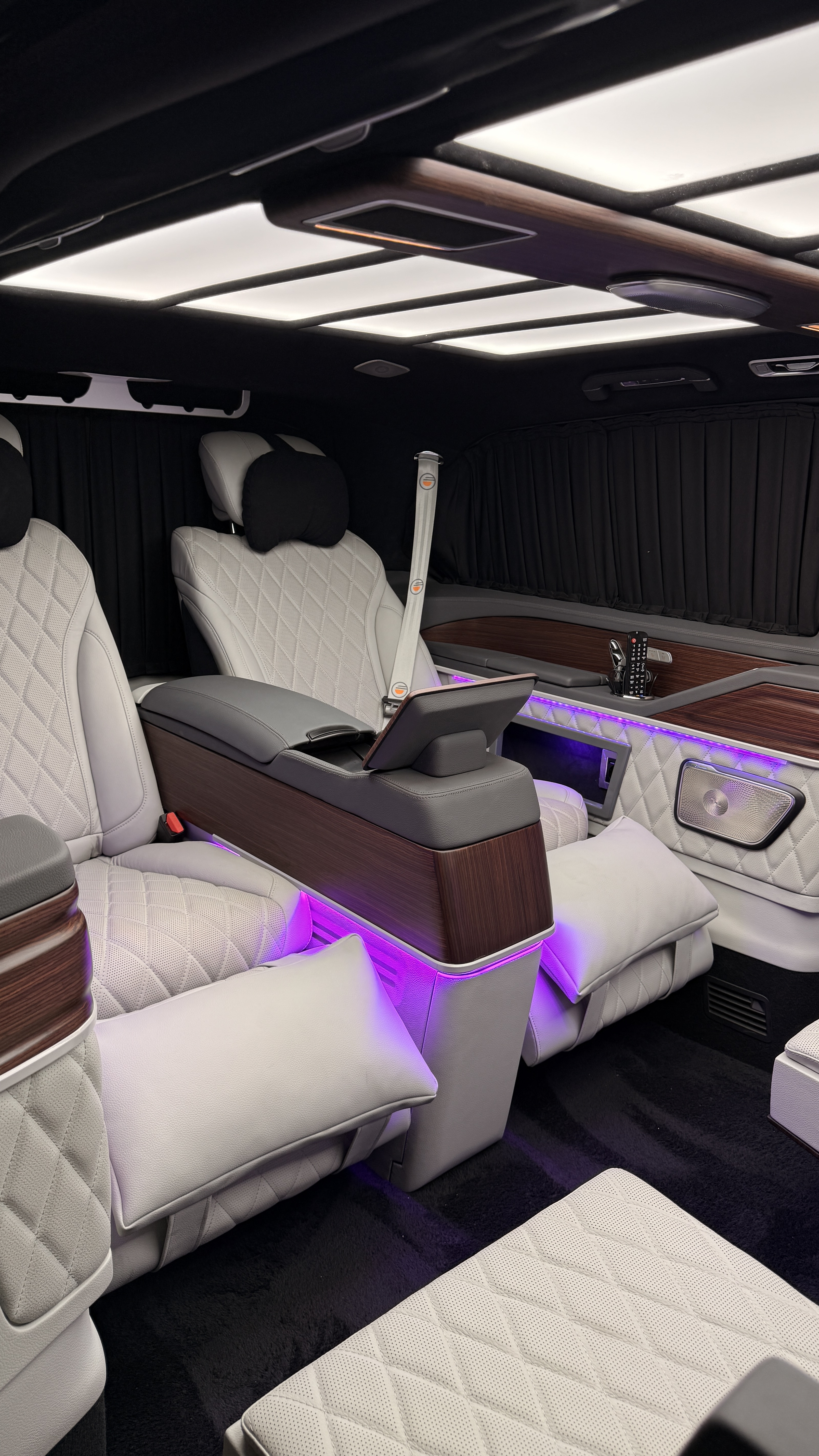 Mercedes V-Klasse VIP-Umbau: Wie plant man eine leise elektrische Schiebetür und Komfortsteuerung im Fond?