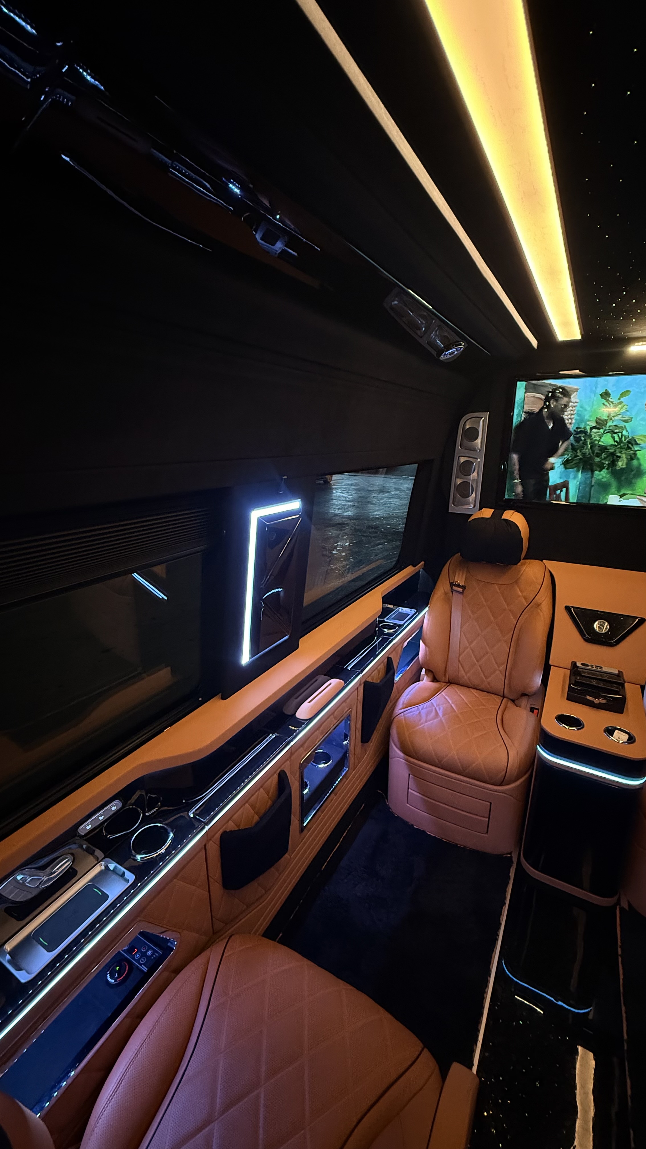 مرسيدس سبرينتر VIP في دبي | تصميم داخلي فاخر ومخصص في الإمارات