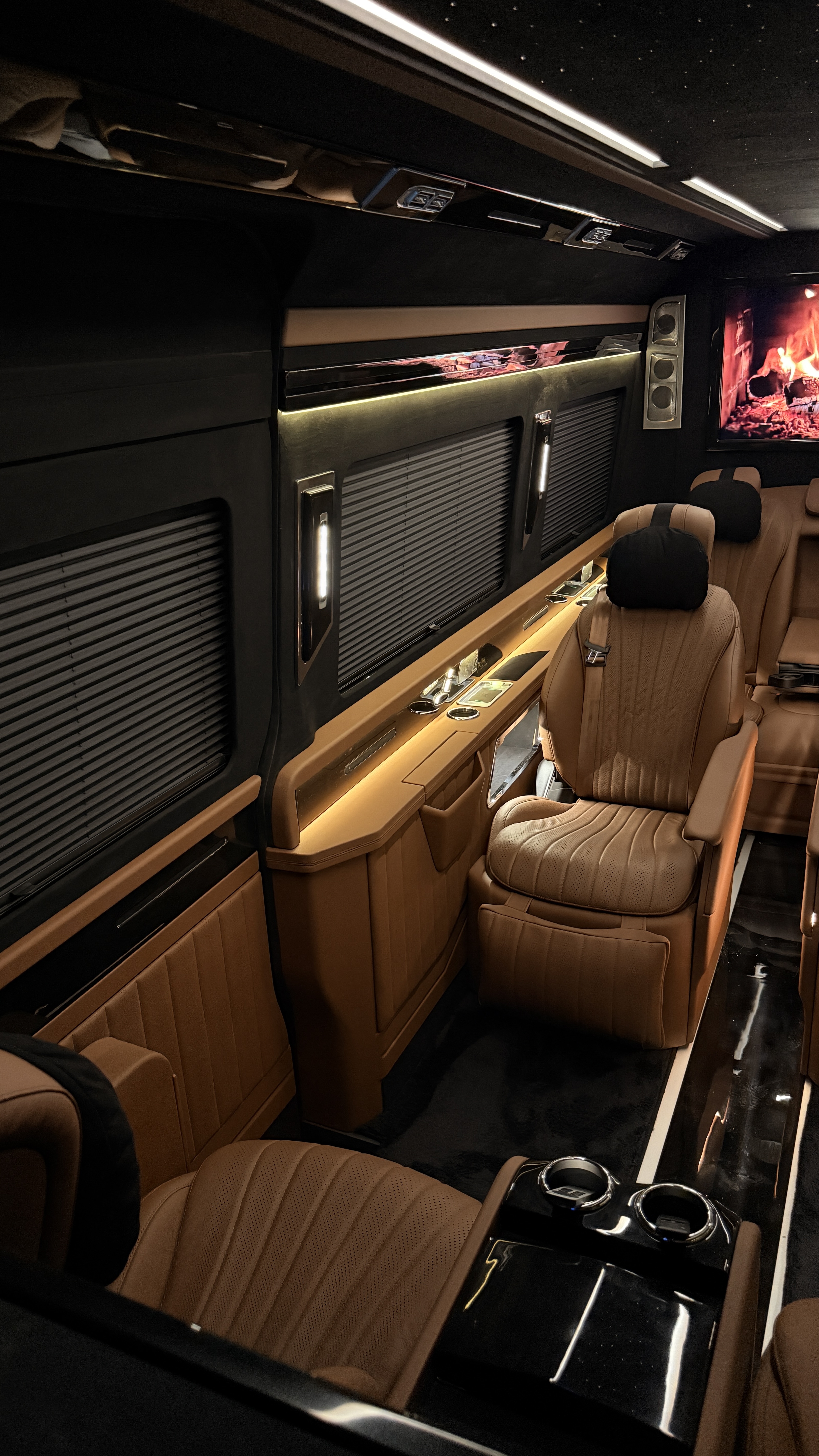 مرسيدس Sprinter VIP في دبي | كيف يتم تصميم الإضاءة الداخلية للاستخدام الليلي دون إزعاج الركاب؟