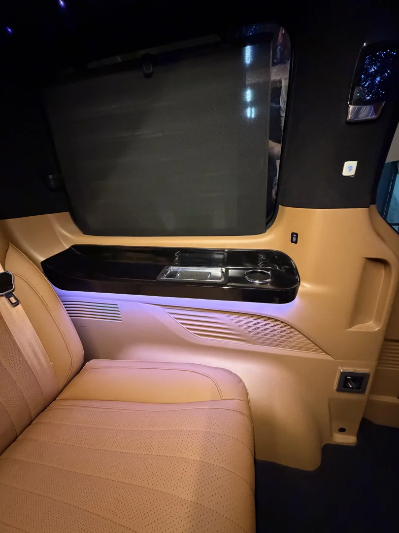 Hyundai Staria VIP 38